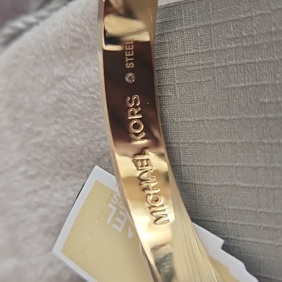 NWT locking logo MK bangle - Picture 6 of 6
